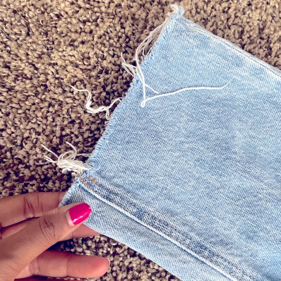 American Eagle High Waisted tapered & ankle skimming Ripped Mom Jean in size 28 - Picture 5 of 6